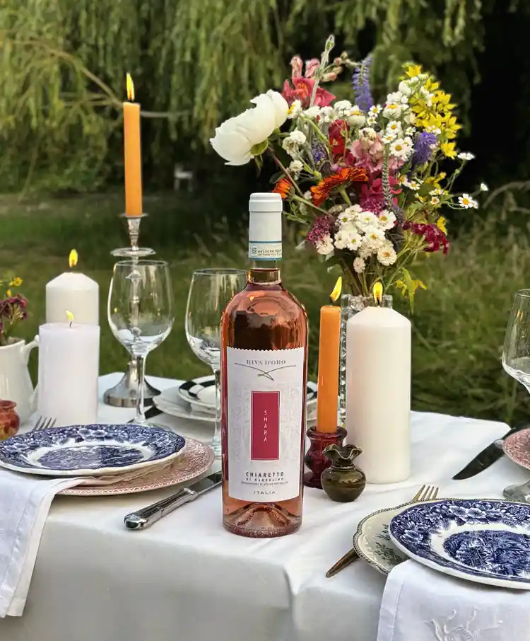 Bardolino rosé, Chiaretto. Vin italien sur une table champêtre.