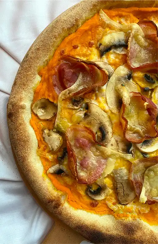 zoom sur la moitié d'une pizza