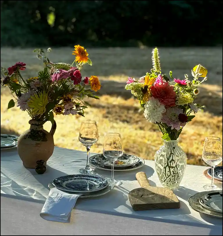 Table champêtre avec des fleurs et du soleil