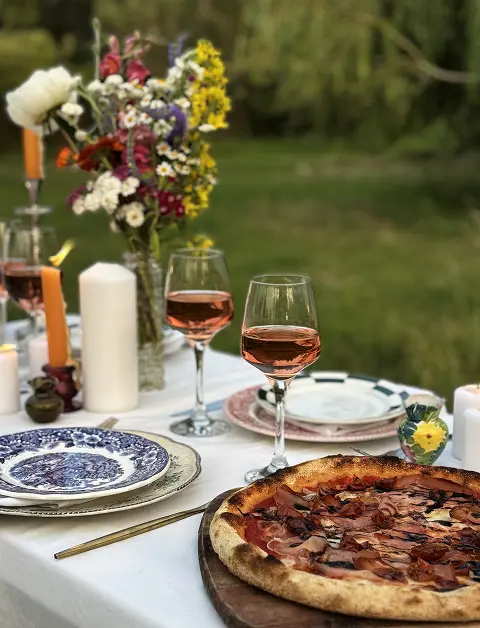Pizza aux fromages taleggio en campagne