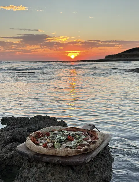 pizza végétarienne au coucher du soleil à jard sur mer