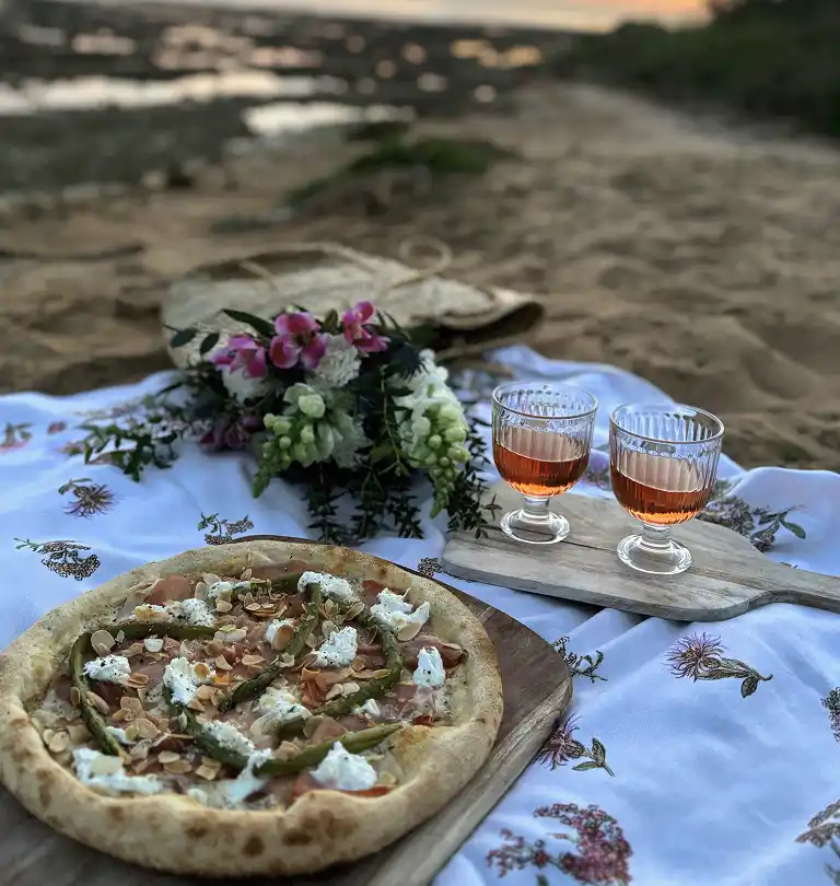 pizza aux légumes au coucher du soleil à jard sur mer